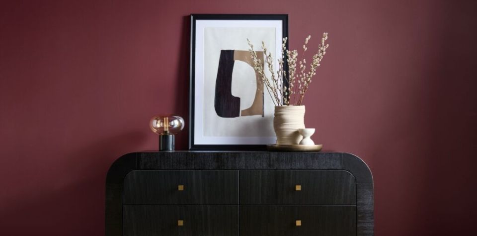 Behr анонсировала главный цвет 2025 года: погружение в глубокие оттенки