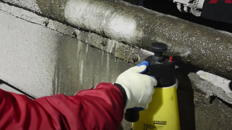 Быстрая очистка кирпичной стены от бетона