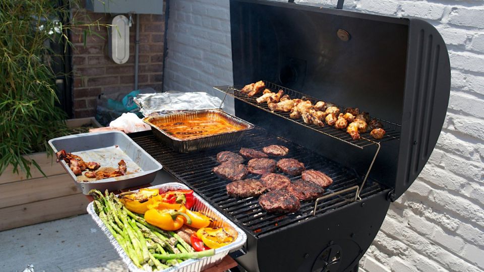 Барбекю против мангала: что выбрать для идеального ужина?