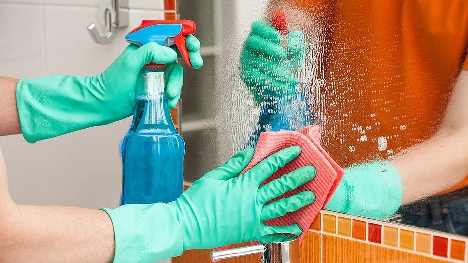 Секреты безупречной чистоты: как мыть зеркала без разводов