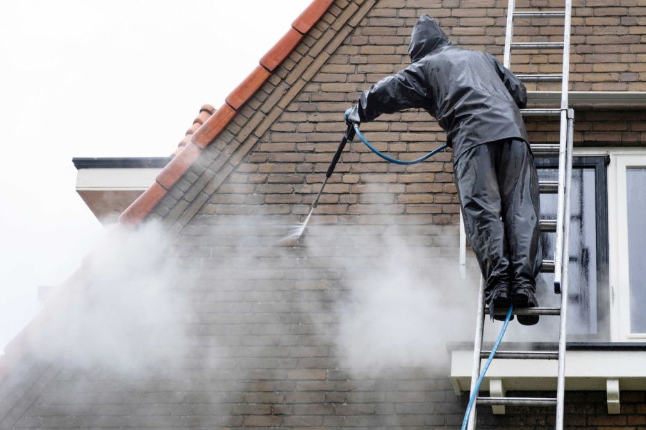 Как сохранить фасад в идеальном состоянии: советы экспертов по мойке кирпича и сайдинга