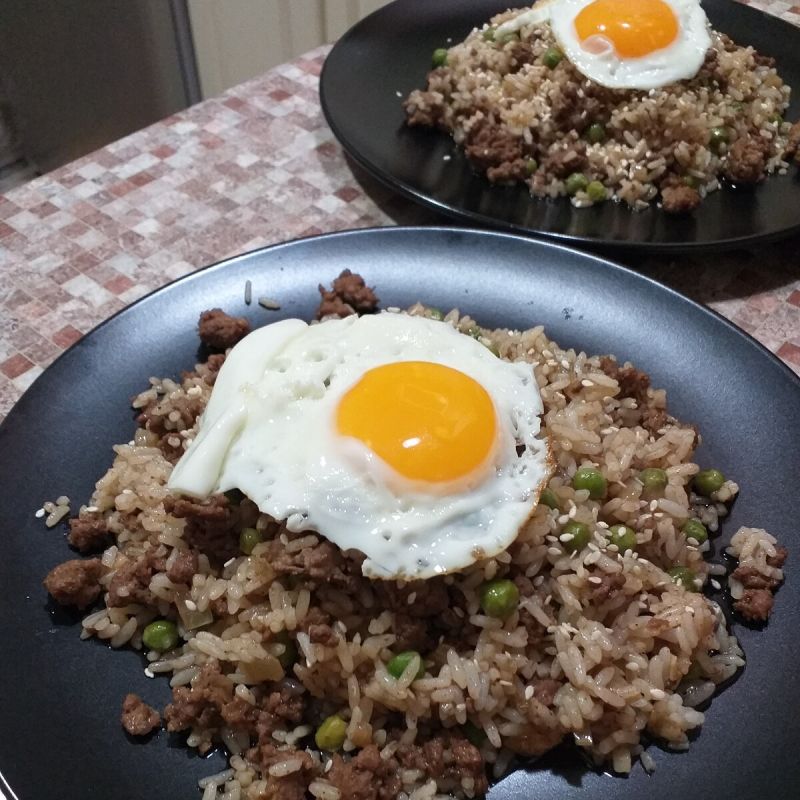 Жареный рис с фаршем и яйцом: вкусное и доступное блюдо