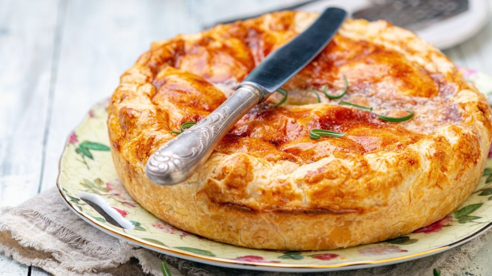 Заливной пирог на кефире можно приготовить за полчаса: его пышность вас поразит