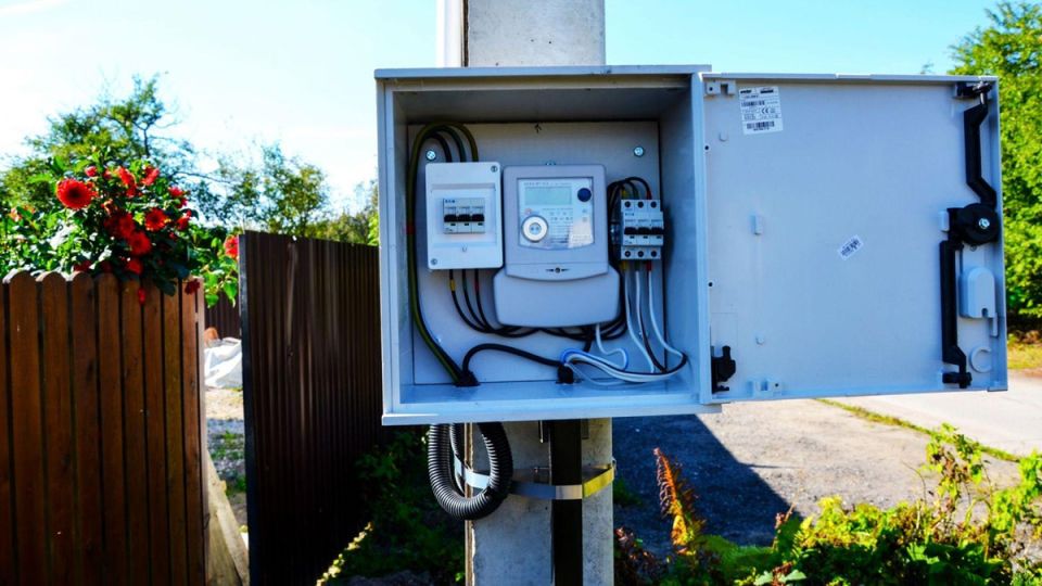 Как сэкономить на электроэнергии для дачи: об особенностях сельского тарифа