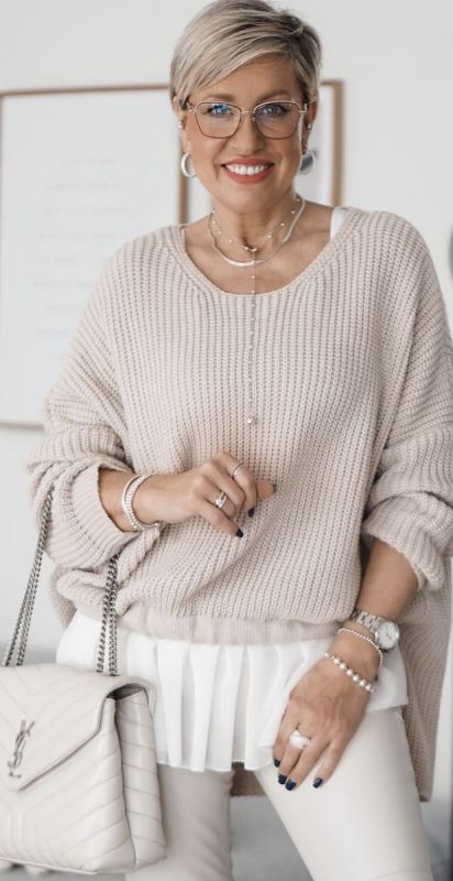 Как стильно носить вязаные вещи после 50: советы по осеннему гардеробу