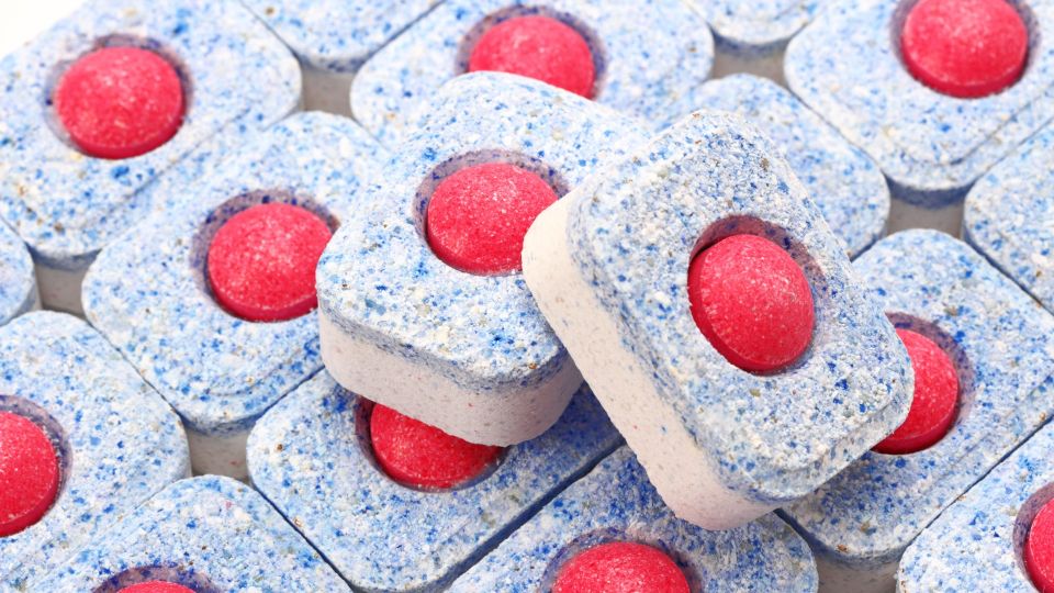 Вот зачем хозяйки скупают таблетки для посудомоек: чистят ими вовсе не тарелки