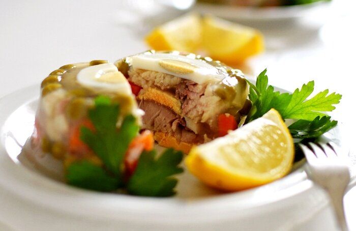 Заливной лосось с яйцом и овощами: рецепты для особого случая