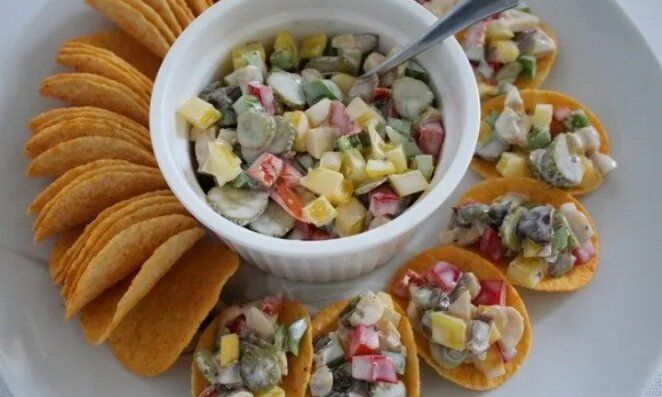 Три аппетитных салата с маринованными грибами: быстро, просто и празднично