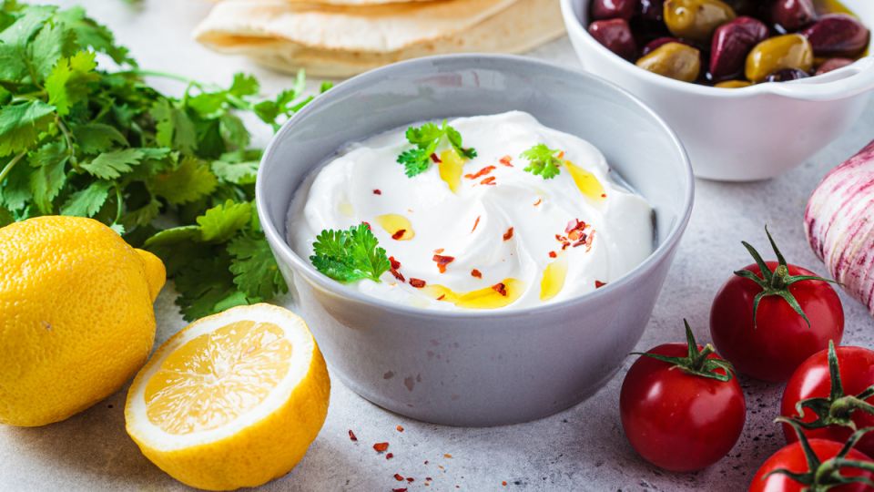 Вдохновение из Греции: как создать идеальный взбитый соус из феты