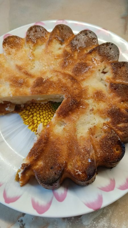 Новый взгляд на классическую шарлотку: пирог с карамельной корочкой