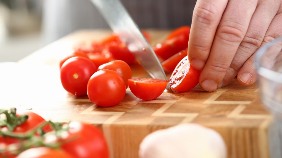 Гору черри в ресторанах нарезают за 5 секунд этим способом: пробуйте и не мучайтесь