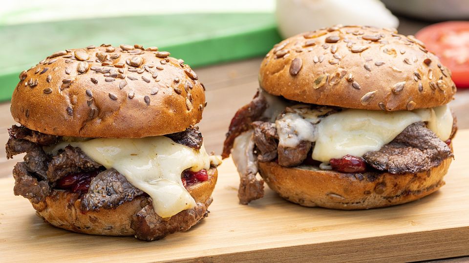 Искушение на гриле: бургер с говядиной и вишневым соусом, который вас удивит