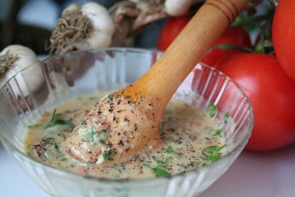 Незабываемый чесночный соус с огуречным рассолом для вашей свинины