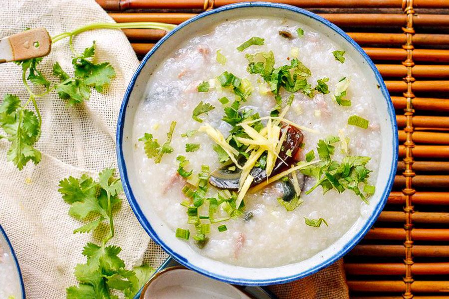 Быстрый рецепт рисового отвара со свининой и столетними яйцами