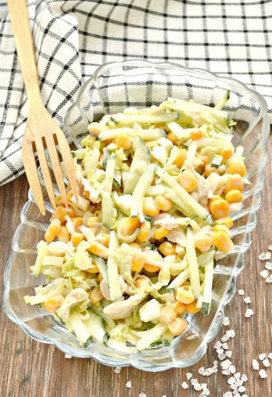 Свежий взгляд на капустный салат: яркое лакомство с курицей и кукурузой
