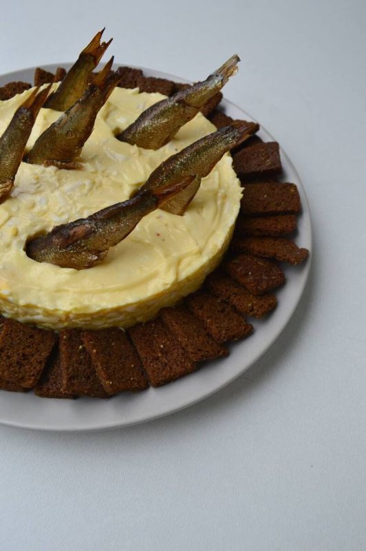 Салат «запуганные шпроты»: неожиданный акцент на праздничном столе