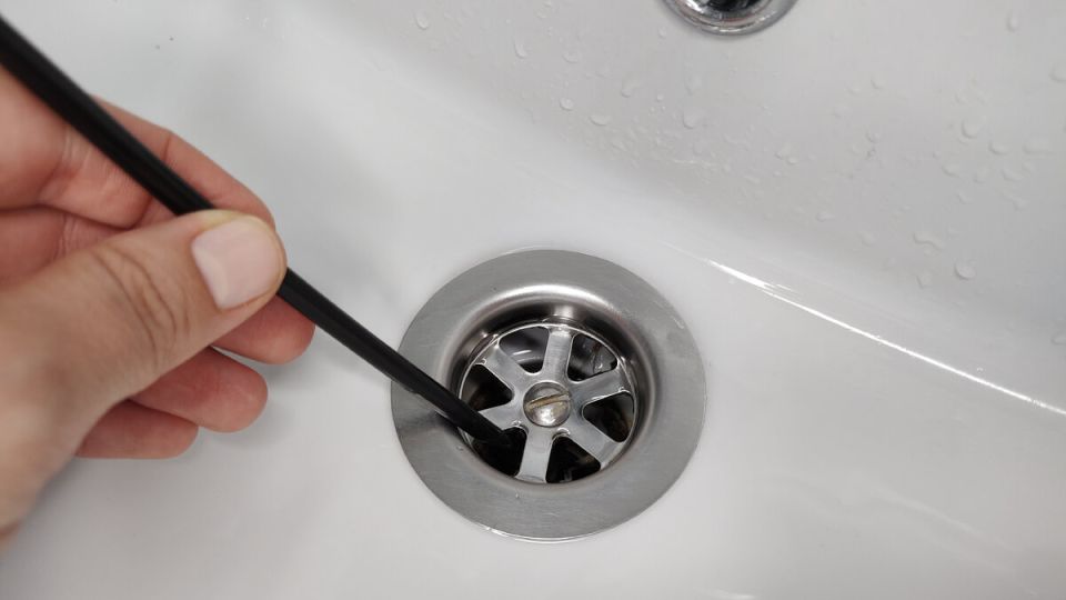 Как просто спасти слив раковины: полезные советы для дома