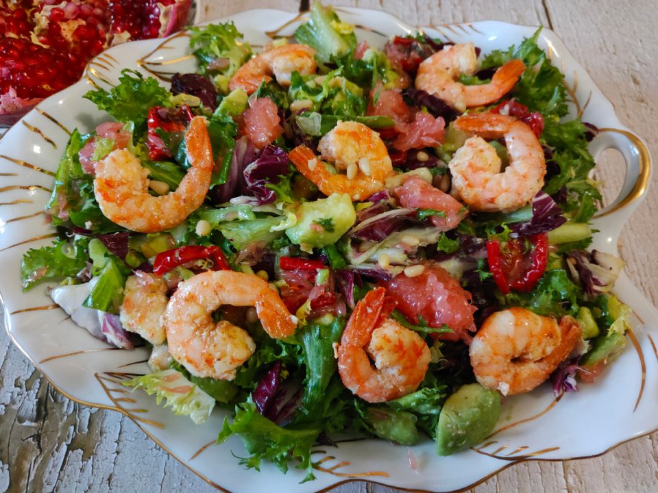 Вкусный салат с креветками и грейпфрутом: праздничная находка для поста