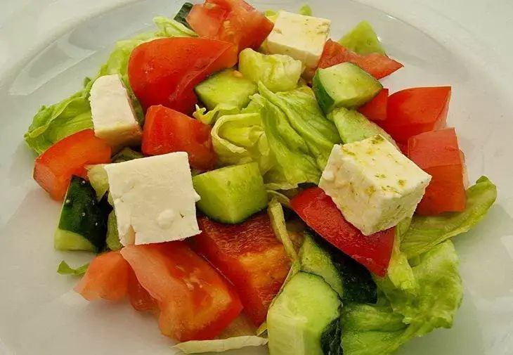 Салаты, которые портят фигуру: что прибавляет килограммы незаметно