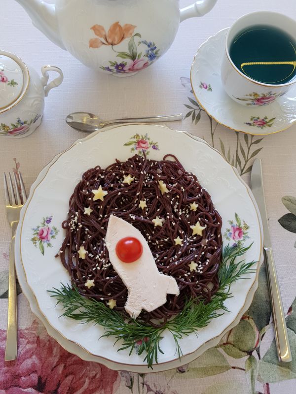 Космический завтрак: вермишель из черного риса с копченой курицей