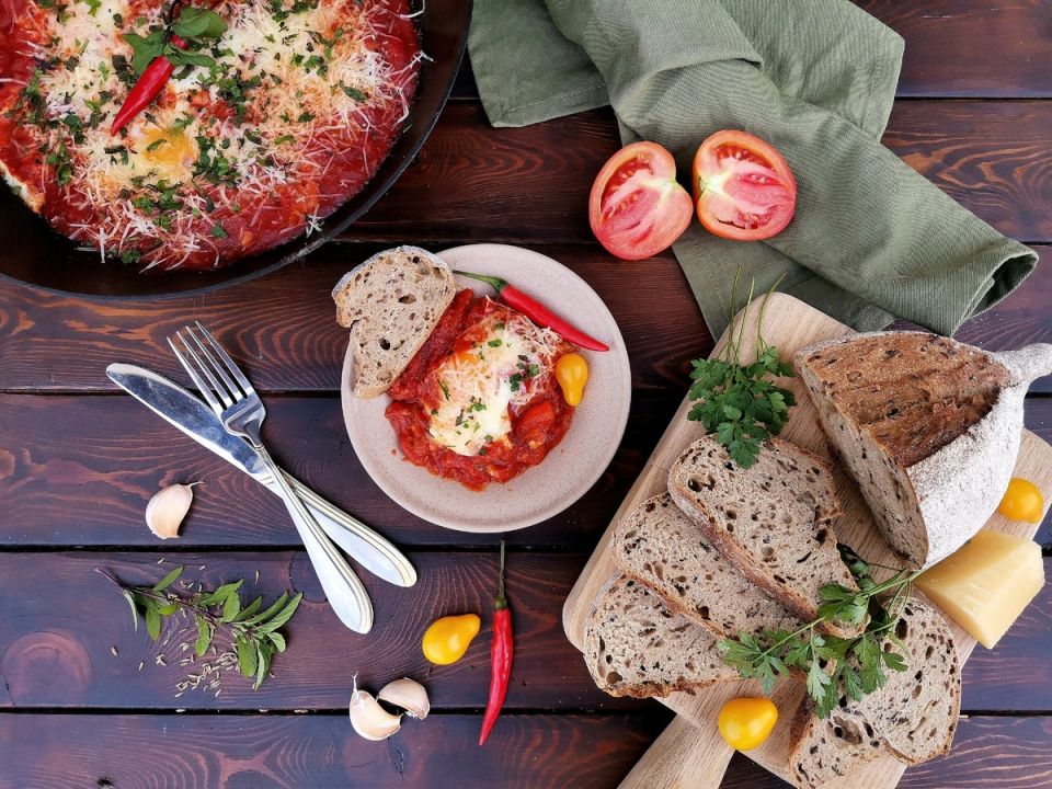 Шакшука на костре: яркий завтрак с характером