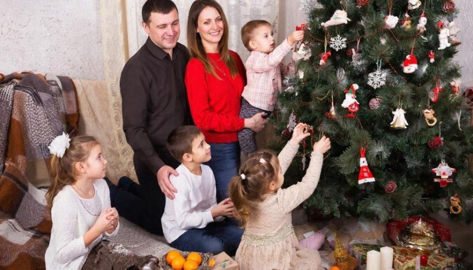 Теплые новогодние сюрпризы: изменения в графике выплат пенсионерам и матерям в России