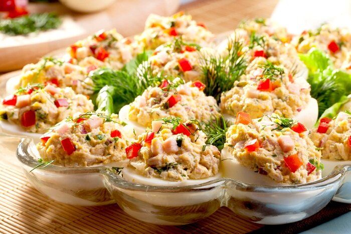 Восхитительные фаршированные яйца: 8 простых рецептов для вашего стола