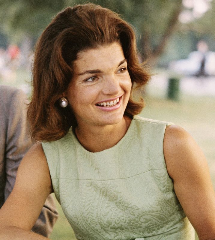 Почему Жаклин Кеннеди прятала свои глаза за темными очками?