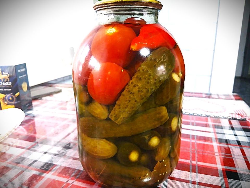 Гармония вкусов: сочные помидоры и хрустящие огурцы в банке