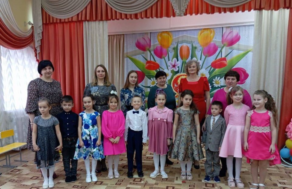 Хочу поздравить с профессиональным праздником - Днём воспитателя и дошкольного работника всех сотрудников и ветеранов детских садов и дошкольных образовательных учреждений Суджанского района