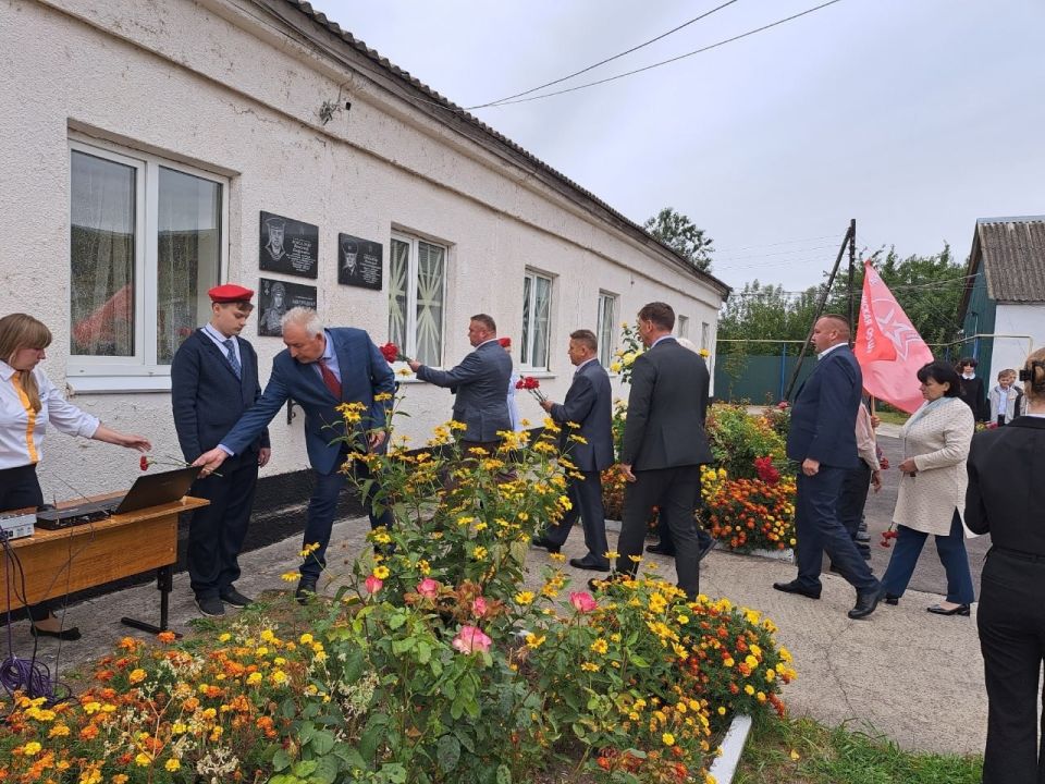 Партийцы открыли парту Героя в честь героя-земляка Максима Завгороднего, погибшего в Ольговке