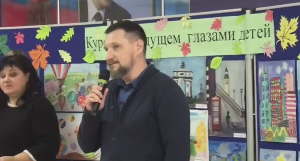 В школе №50 появилась космическая картина