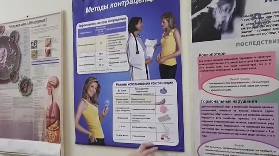 Борьба за рождаемость: в Екатеринбурге чиновник Минздрава растоптал плакат о контрацепции