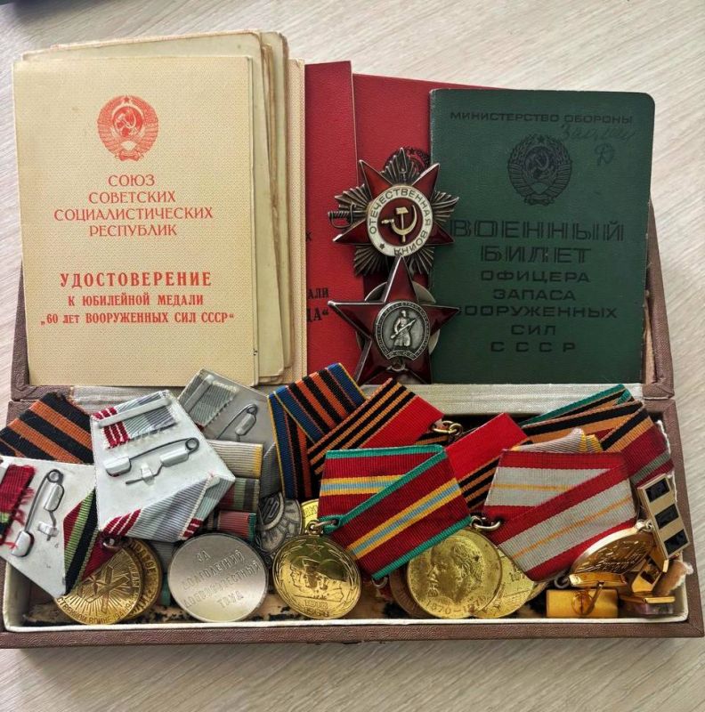 Передали родственникам участника Великой Отечественной войны Валентина Михайловича Дорошкова его награды