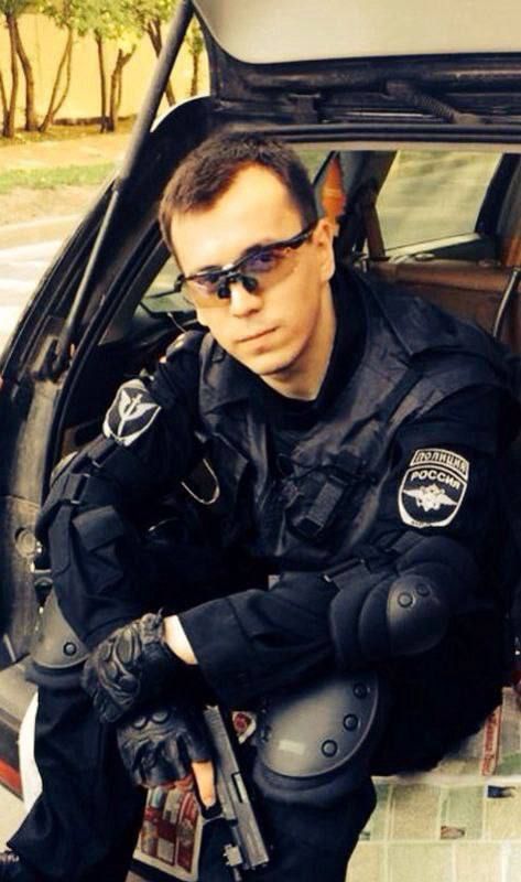 На обеих фотографиях один и тот же человек - командир Аид, разница между фотографиями больше 10 лет