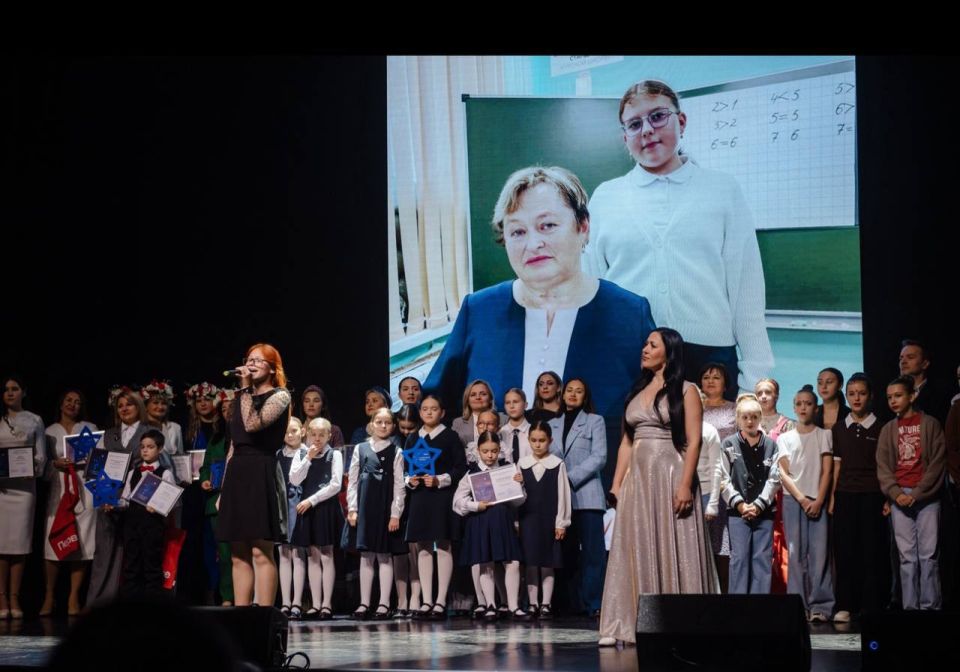 Партийцы поздравили учителей на концерте «Созвездие первых»