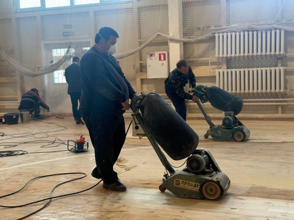 Партдесант проверил ход ремонта ФОК в Поныровском районе