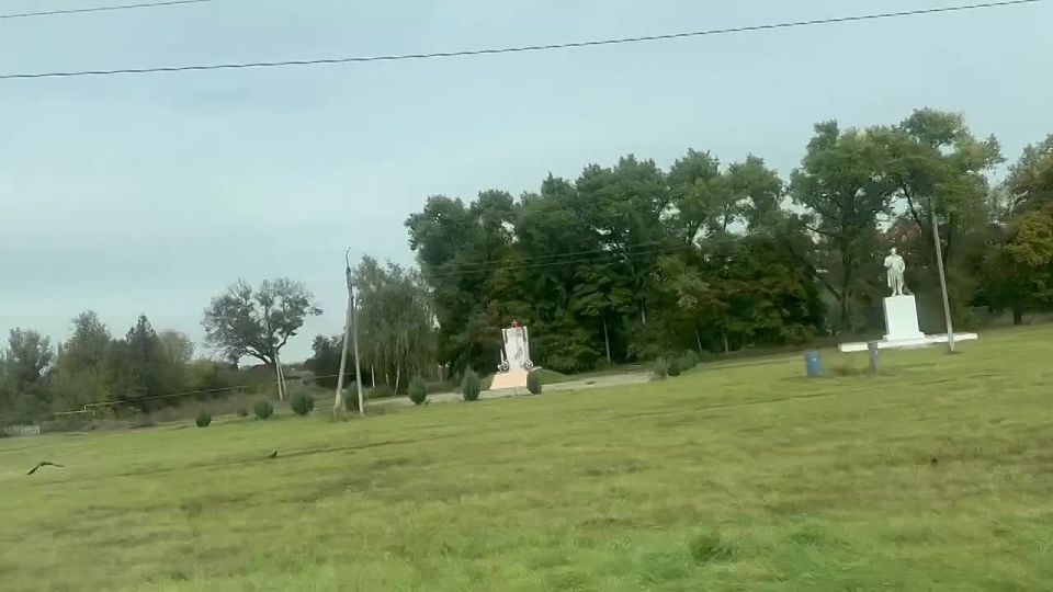 Поздравления от партии и Молодой гвардии передали учителям из приграничного Рыльска