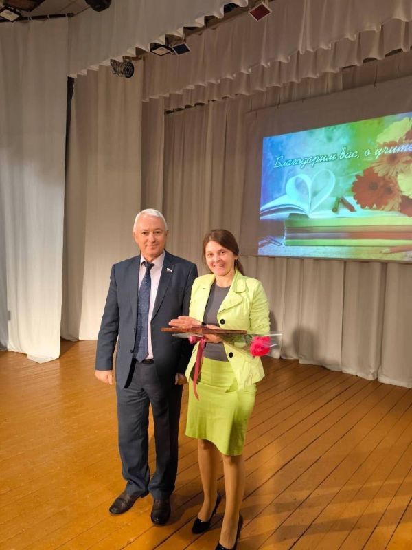 Цветы, улыбки и теплые пожелания подарили единороссы учителям в преддверии профессионального праздника