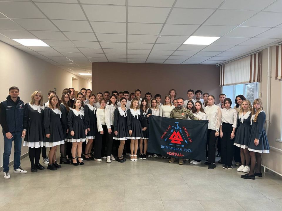 Правда из первых уст. По-взрослому честный разговор состоялся у старшеклассников курской школы №41 с ветераном СВО с Алексеем Исаевским