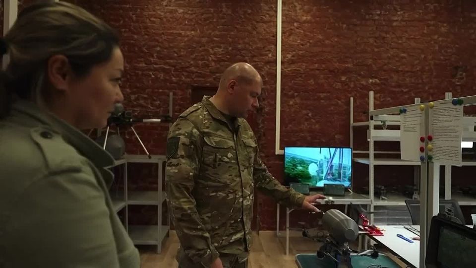 «Наше дело правое, враг будет разбит, победа будет за нами!»: гласит надпись на плакате в Мастерской Курск-БАРС