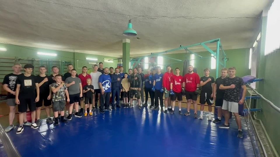 Единороссы поздравили президента России Владимира Путина по-спортивному!