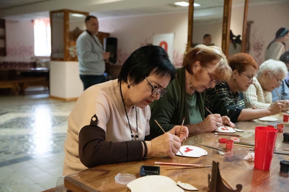 В честь Дня пожилых людей в курском ЦНТ «Русь» состоялся мастер-класс по городецкой росписи
