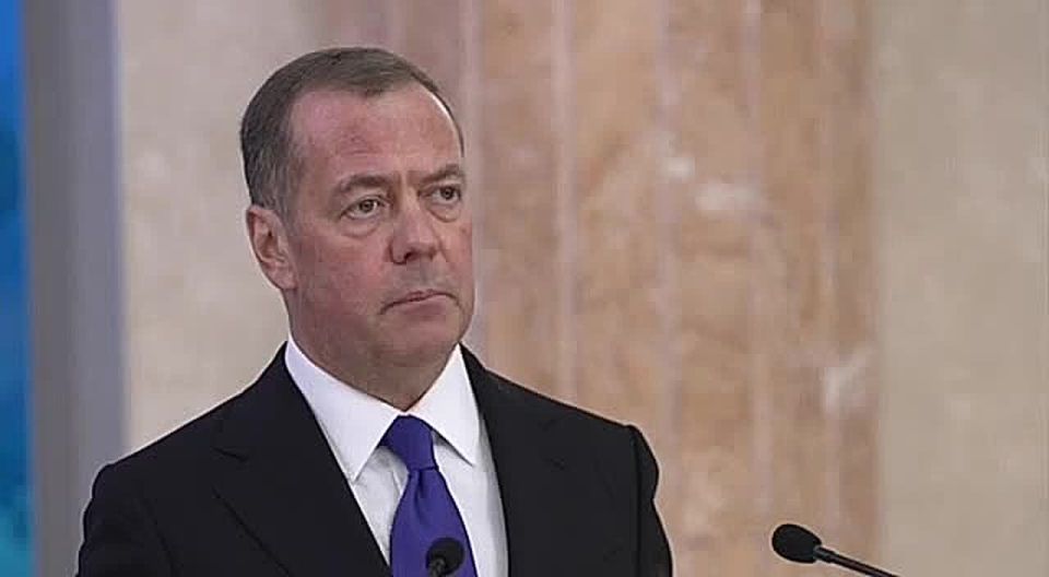 Медведев: В ходе визита в КНДР отдельно поблагодарил Генерального секретаря ТПК товарища Ким Чен Ына за принятые союзнические решения, а бойцов контингента Корейской Народной Армии – за помощь Вооружённым силам России и...