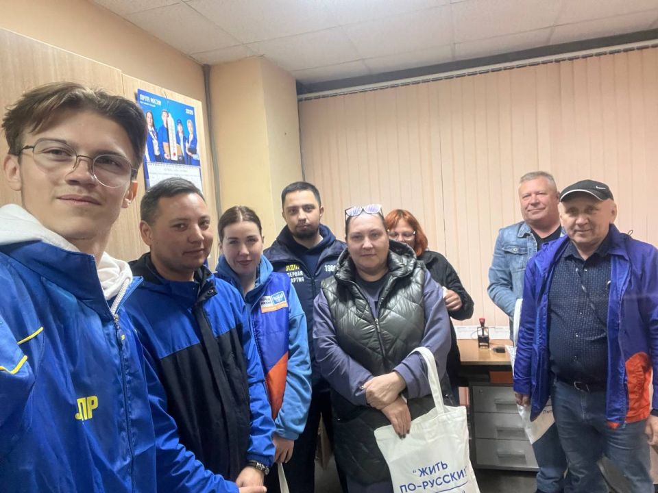 Активисты ЛДПР поздравили сотрудников «Почты России» с профессиональным праздником — Всемирным днём почты!