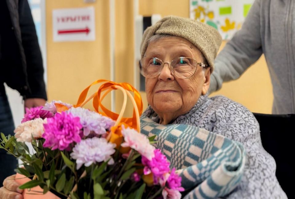 Сегодня вместе с главой Гончаровского сельсовета Игорем Михайловичем Тарадайченко навестил жительницу Суджанского района Раису Михайловну Ермолаеву