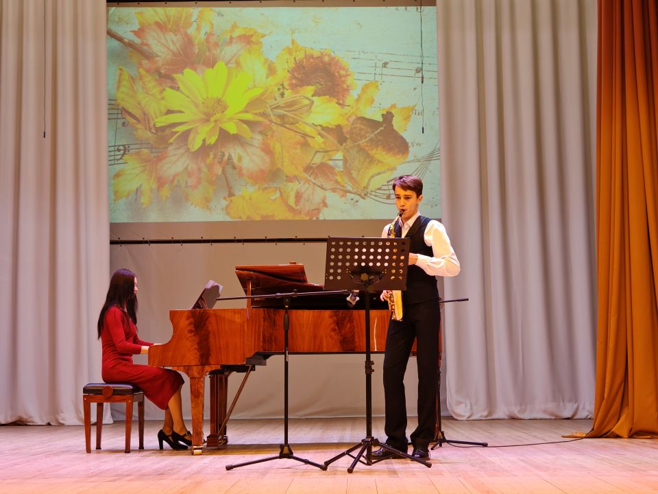 Фонд Владимира Спивакова передал два саксофона юному курянину Руслану Ибрагимову