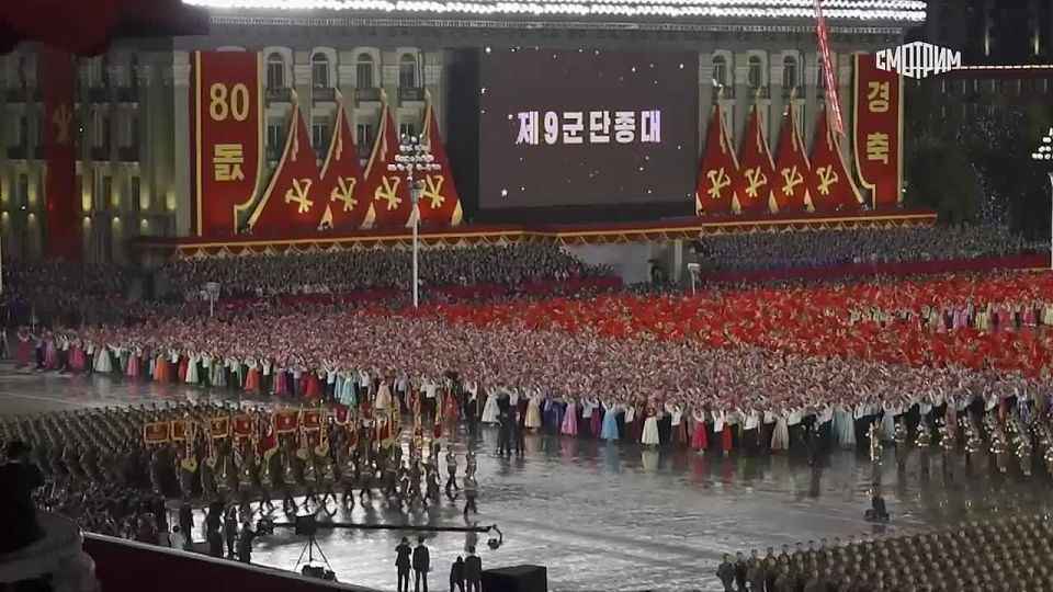 На параде в Пхеньяне бойцы КНДР, участвовавшие в освобождении Курской области, прошли с российским флагом под композицию «Служить России»