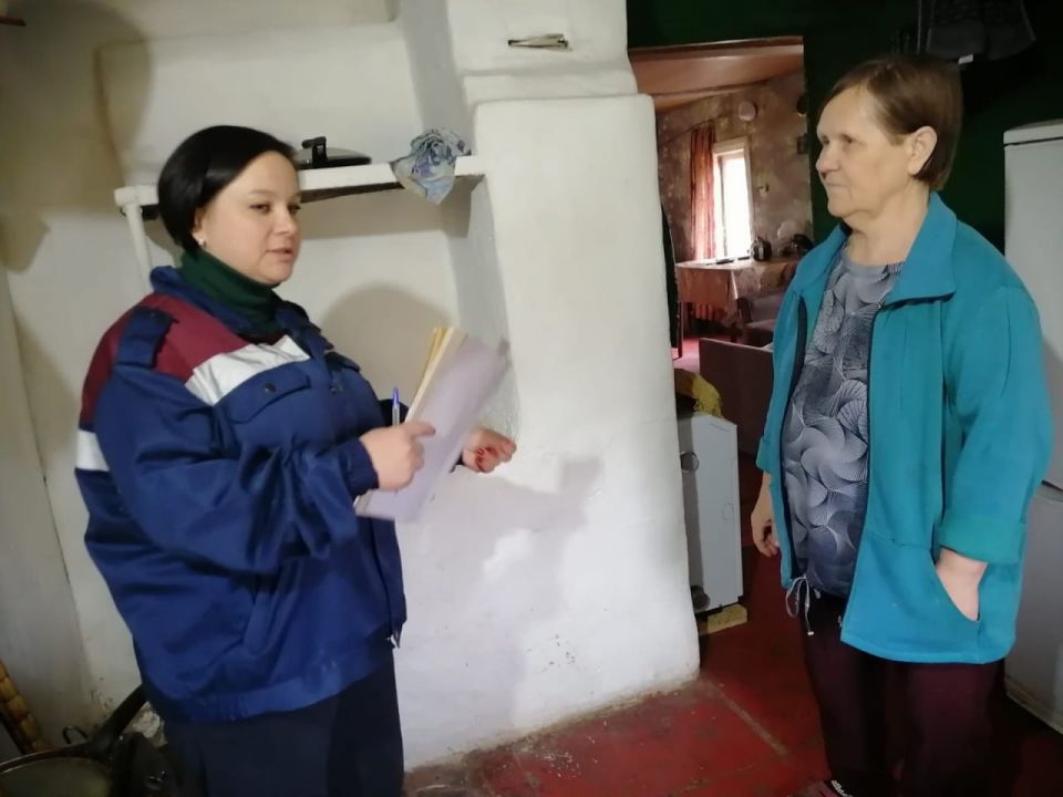 Инструктор ПЧ Поныровского района Противопожарной службы комитета региональной безопасности Курской области Анжелика Бирюкова провела пожарно-профилактический рейд в селе Горяйново