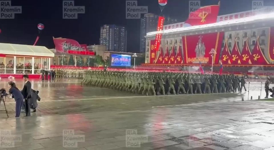 Бойцы КНДР, воевавшие в Курской области, прошли на параде под флагами КНДР и России